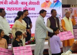 मुख्यमंत्री नोनी बाबू मेधावी शिक्षा सहायता योजना : पायल को मिली एक लाख रूपए की सहायता