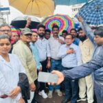 स्वास्थ्य कर्मचारियों का प्रदर्शन: निजीकरण, आउटसोर्सिंग और लंबित मांगों के विरोध में कलेक्टर को सौंपा ज्ञापन