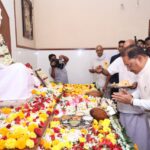 गुरु पूर्णिमा पर मुख्यमंत्री ने अघोर गुरु पीठ बनोरा में किए गुरु दर्शन, बाबा प्रियदर्शी राम से लिया आशीर्वाद