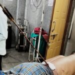 पीठ में धंसे तीर के साथ पहुंचा मरीज, अम्बेडकर अस्पताल के डॉक्टरों ने बचाई जान