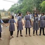शिक्षकों की कमी से नाराज छात्राओं ने किया चक्काजाम, SDM कार्यालय के सामने सड़क पर बैठीं