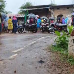 स्कूल बस की चपेट में आने से 2 वर्षीय मासूम की मौत, आक्रोशित ग्रामीणों ने किया चक्काजाम