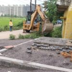 अनुमति के विपरीत निर्माण पर नगर निगम की कार्रवाई, दो भवनों का फ्रंट एमओएस भाग हटाया