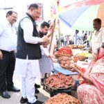 … और मुख्यमंत्री अचानक मीरा की दुकान पर रुके और खरीदे आशीर्वाद का दीया