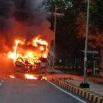 महानदी भवन के पास कर्मचारियों से भरी चलती बस में लगी आग, यात्रियों ने कूदकर बचाई जान