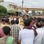 सड़क निर्माण में लापरवाही का आरोप, युवक की मौत के बाद फरहद चौक में चक्काजाम
